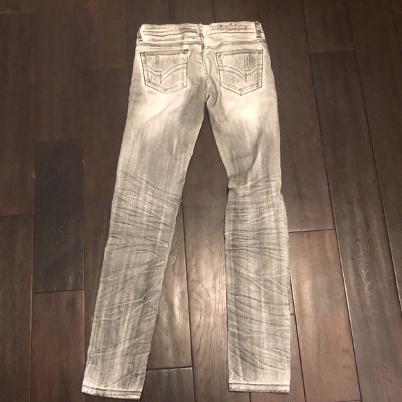 Acid wash jeans with intentional distressing - Picture 5 of 7